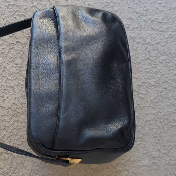 VTG Cole Haan Black Pebbled Leather Camera Bag - Minimalist Crossbody - Gold Har - Picture 2 of 16